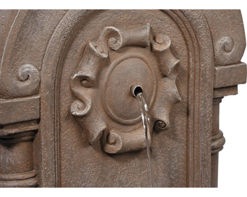 Gros plan d''une fontaine de jardin décorative avec jet d''eau