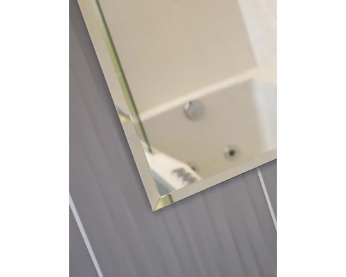 Gros plan d''un miroir dans une salle de bains