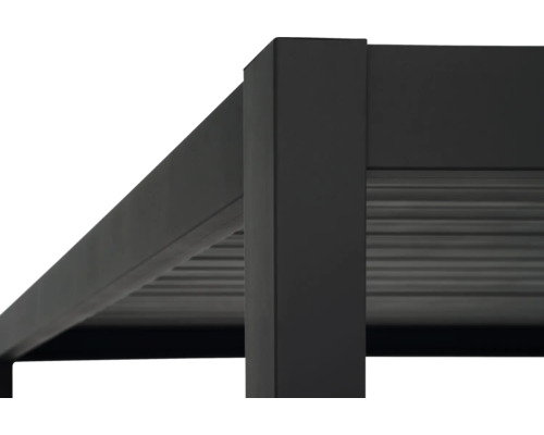Vue détaillée d''une pergola noire avec toit à lamelles