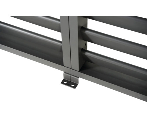 Detailansicht eines Metallregalsystems