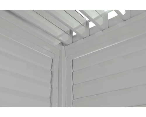 Detailansicht einer Gartenlaube mit Lamellendach und Seitenwänden