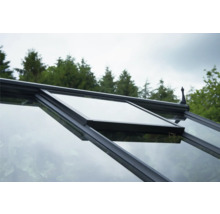 Detailansicht eines geöffneten Fensters in einem Gewächshaus