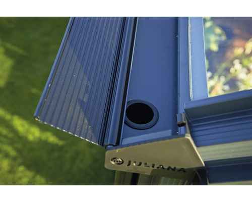 Vue détaillée d''une serre Juliana avec trappe de ventilation et orifice de drainage.