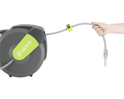 Enrouleur avec tuyau d'arrosage et logo GEKA