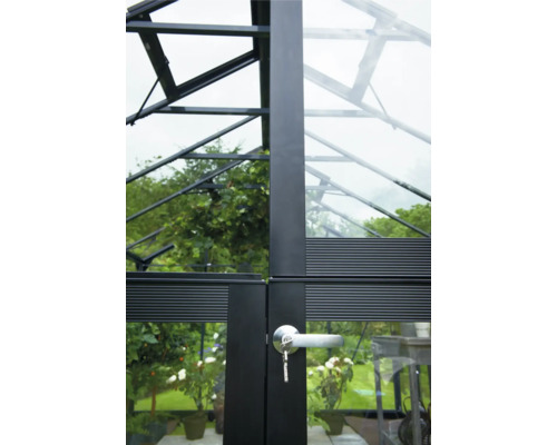 Vue détaillée d''une serre avec porte et clé