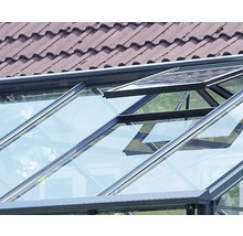 Detailansicht eines Gewächshauses mit geöffnetem Fenster zur Belüftung