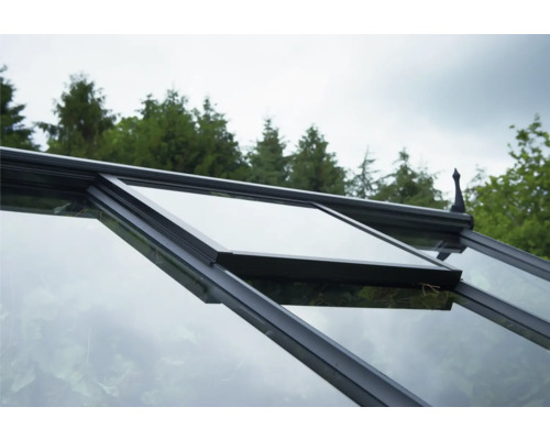 Detailansicht eines Gewächshauses mit geöffnetem Fenster zur Belüftung.