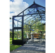 Gewächshaus mit Glaswänden, geöffneter Tür, Tisch und Stühlen