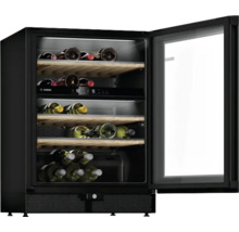 Cave à vin avec façade en verre et plusieurs étagères à vin