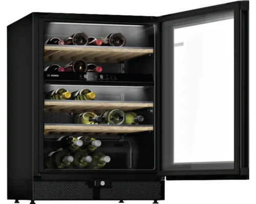Cave à vin avec façade en verre et plusieurs étagères à vin