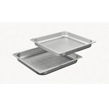 Zwei Edelstahlschalen, eine davon mit Löchern, für Gastronomiebedarf.