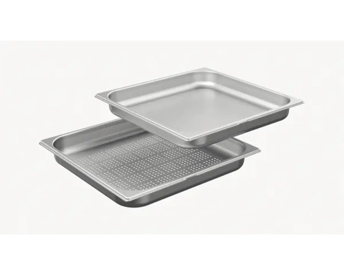 Zwei Edelstahlschalen, eine davon mit Löchern, für Gastronomiebedarf.