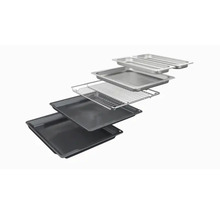 Verschiedene Backbleche, Roste und Serviertabletts aus Metall
