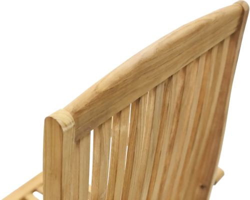 Gros plan du dossier d''une chaise de jardin en bois