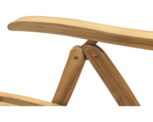 Vue détaillée d''un transat de jardin en bois avec accoudoir