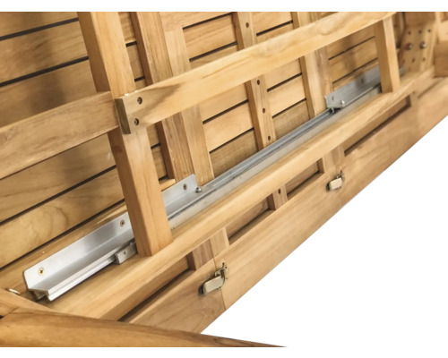 Detailansicht eines Gartentisches aus Teakholz mit Ausziehmechanismus