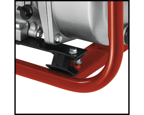 Detailansicht einer Wasserpumpe mit rotem Stahlrohrrahmen und schwarzen Gummifüßen