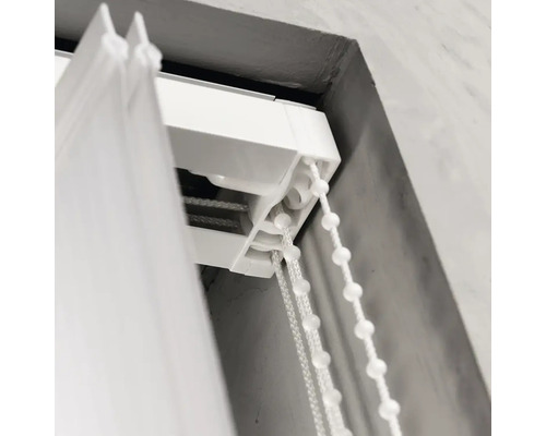 Detailansicht einer weißen Jalousie mit Zugschnur