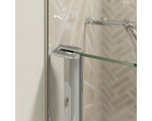 Vue détaillée d''une cabine de douche avec élément en verre et ferrures.