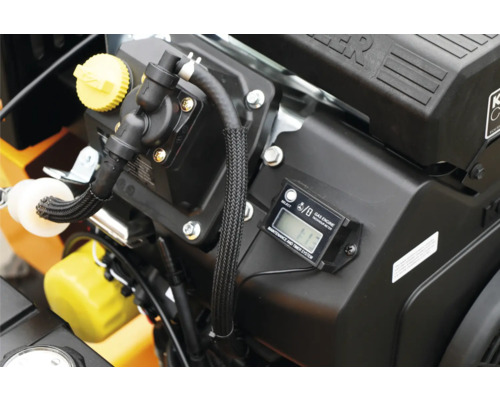 Detailaufnahme eines Rasenmähermotors mit Zündkerze, Gaszug und digitalem Tachometer zur Wartung und Zeiterfassung.