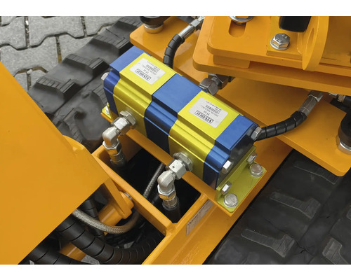 Hydraulikpumpe mit Hydraulikschläuchen auf einer Maschine