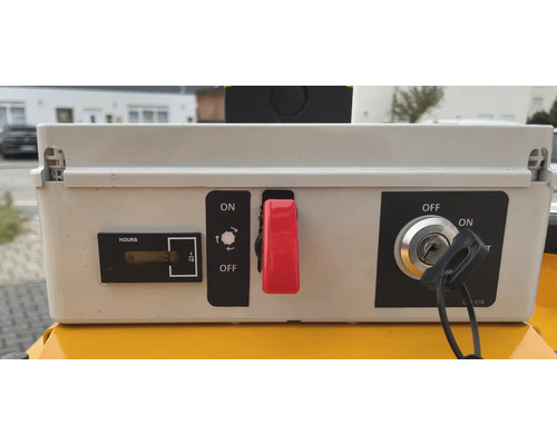 Detailansicht der Bedienfeldanzeige mit Betriebsstundenzähler, Ein-Aus-Schalter und Zündschalter.