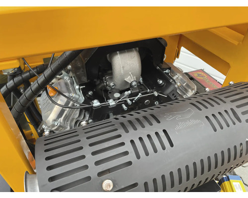 Nahaufnahme eines Motors mit Auspuff