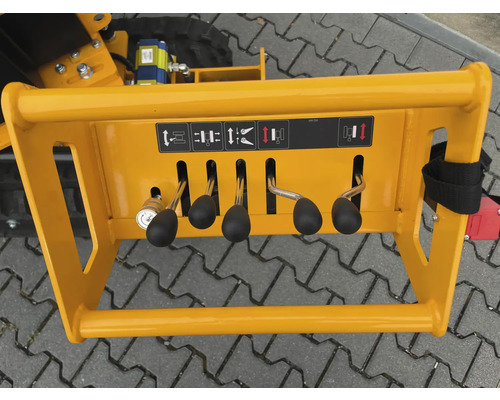 Gelbes Bedienfeld mit mehreren Hebeln zur Steuerung einer Maschine