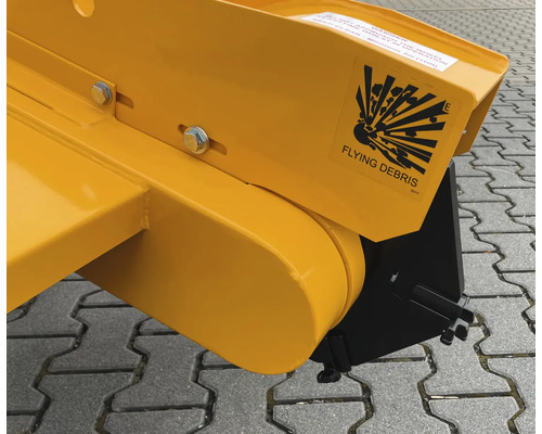 Detailansicht einer Holzhackmaschine mit Warnschild vor umherfliegenden Teilen.