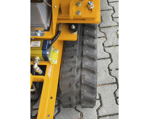 Detailansicht einer Gummikette an einer Baumaschine