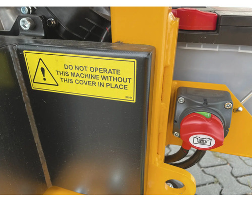 Warnhinweis und Hauptschalter einer Maschine.