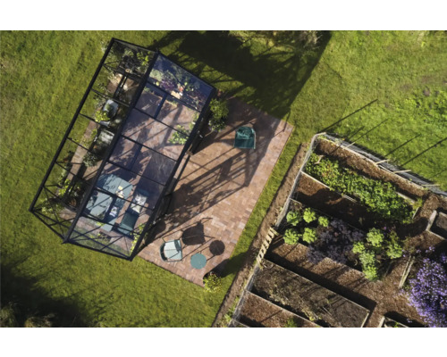 Vue de dessus d''un jardin avec serre, terrasse et potagers