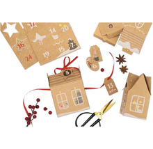 Calendrier de l''Avent de Noël à réaliser soi-même avec des maisons en papier, des autocollants numérotés, des étiquettes et un ruban