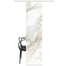 Grand carreau de marbre blanc avec des veines dorées à côté d''une chaise