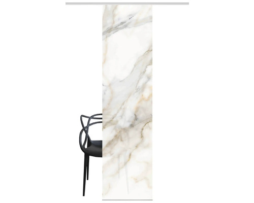 Grand carreau de marbre blanc avec des veines dorées à côté d''une chaise