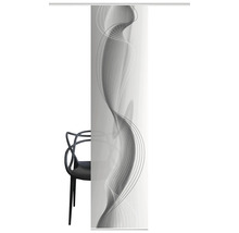 Schiebegardine mit abstraktem Muster neben einem Stuhl