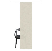 Écharpes décoratives avec motif structuré et une chaise noire au premier plan.