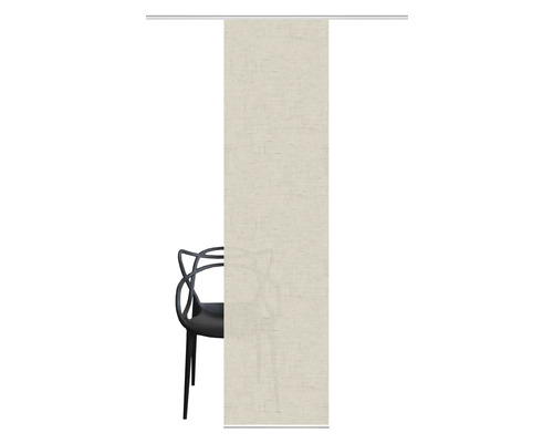 Écharpes décoratives avec motif structuré et une chaise noire au premier plan.