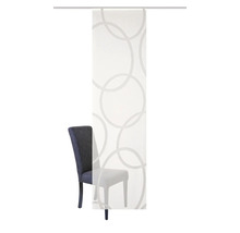 Panneau coulissant avec motif circulaire devant une chaise