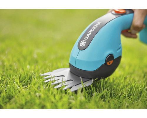 Cisailles à gazon sans fil Gardena en utilisation sur une pelouse