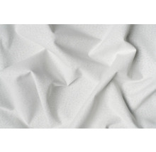 Detailaufnahme eines weißen, gefalteten Vliesstoffes.