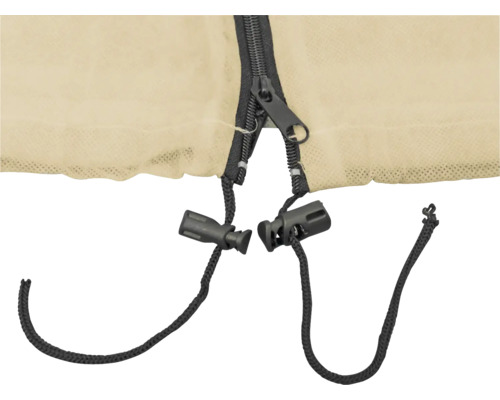 Gros plan détaillé d''une fermeture éclair avec cordon de serrage sur une housse de protection.