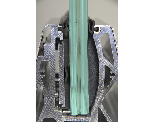 Querschnitt eines Fensterrahmens mit Doppelverglasung.