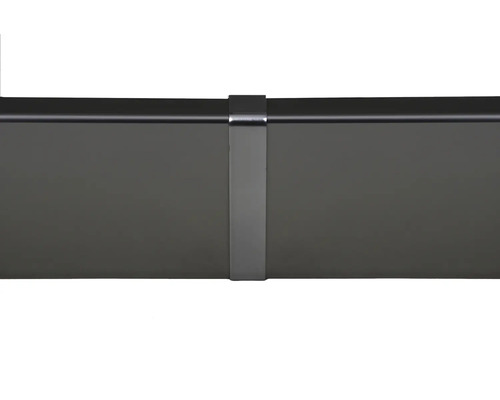 Gros plan d''une gouttière avec un connecteur de gouttière.