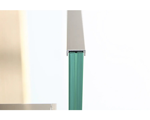 Detailansicht eines Glaselements mit Metalleinfassung