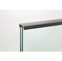 Vue détaillée d''un panneau de verre avec cadre métallique pour les projets de construction