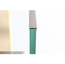 Vue détaillée d''une vitre avec profilé en aluminium