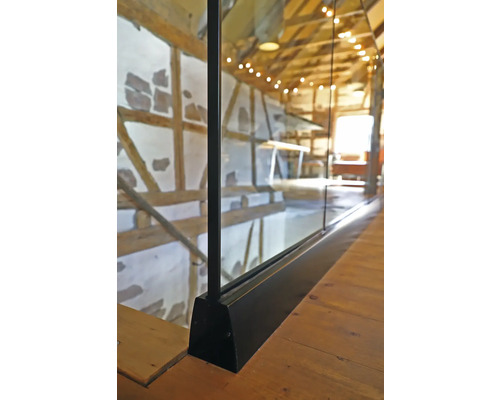 Gros plan d''une balustrade en verre avec plancher en bois dans une maison à colombages.