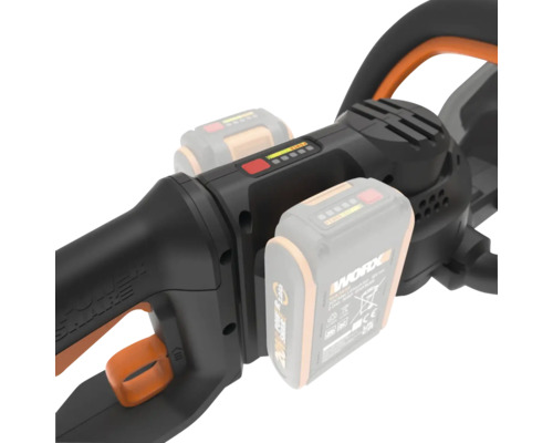 Detailansicht einer Akku-Heckenschere mit eingesetztem Akku und Ladestandsanzeige