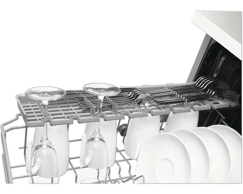 Geschirrspülmaschine mit Weingläsern, Besteck und Geschirr im Geschirrkorb